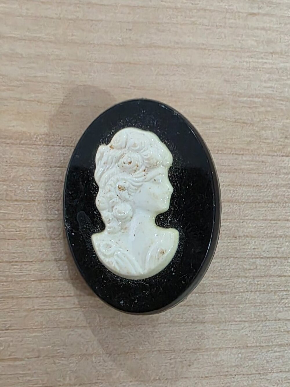 Victorian Girl  Cameo Pin ~ Vintage